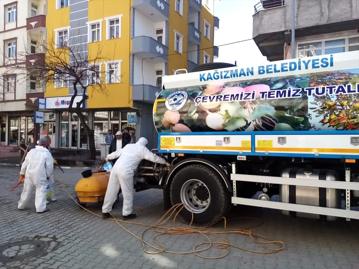 Kağızman\'da koronavirüs önlemleri kapsamında meydandaki banklar kaldırıldı