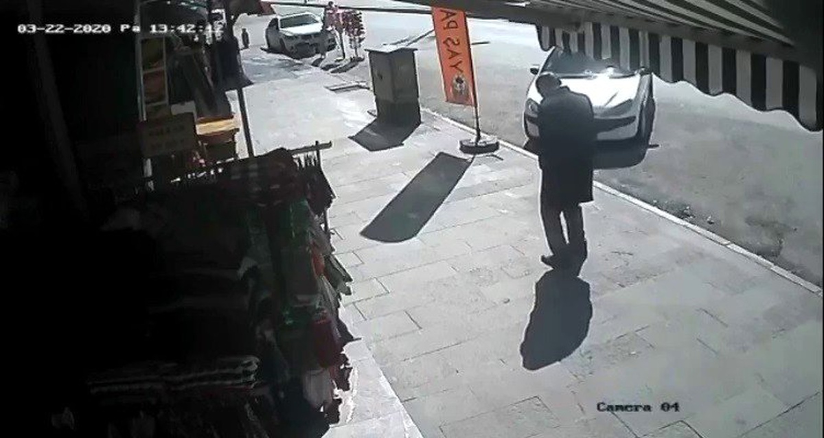Kaldırımda yürüyen vatandaşın ani ölümü güvenlik kameralarına yansıdı