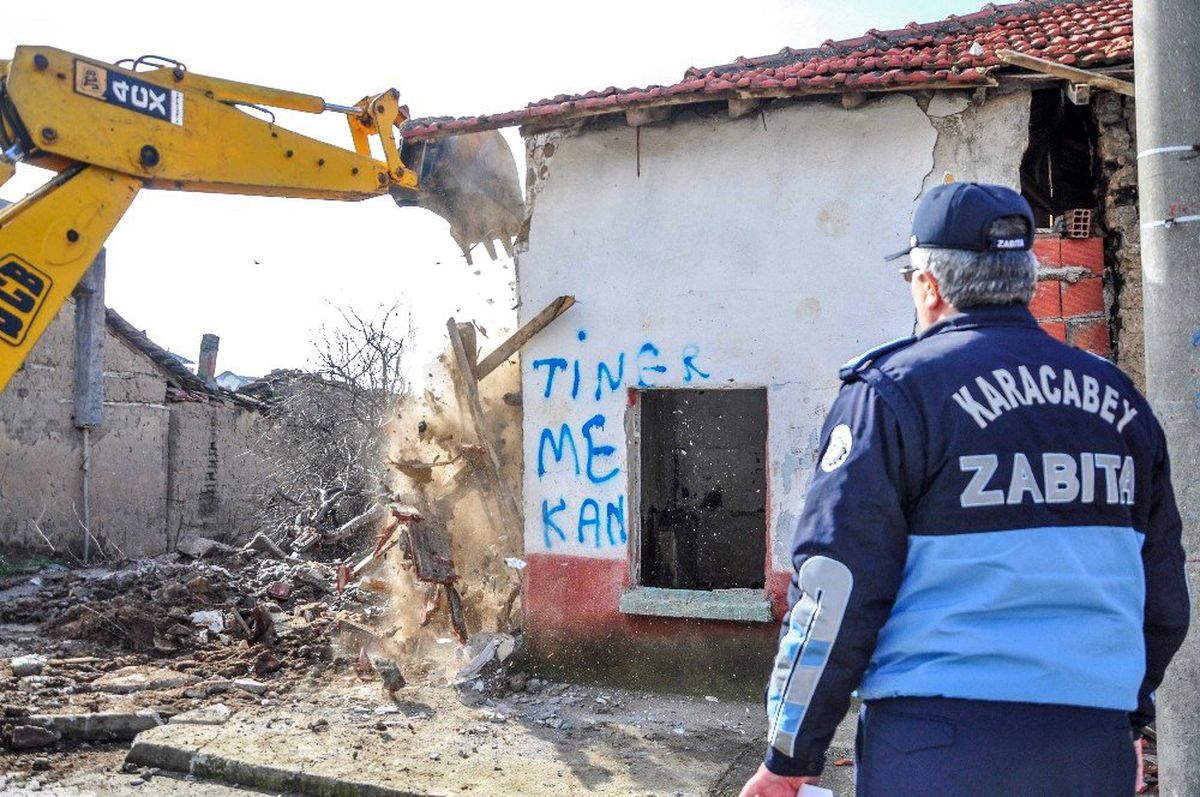 Karacabey\'de tehlike arz eden metruk binalar yıkılıyor
