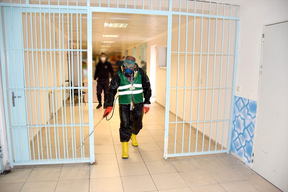 Kayseri\'de cezaevi koronavirüs tedbirleri kapsamında dezenfekte edildi