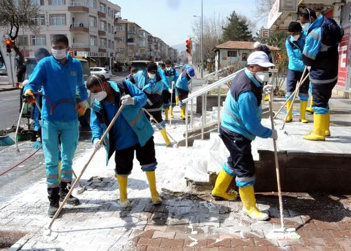Kayseri\'de kaldırım ve sokaklar deterjanla yıkandı