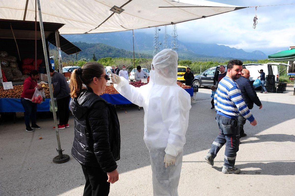 Kemer\'de halkın ateşi ölçülüyor