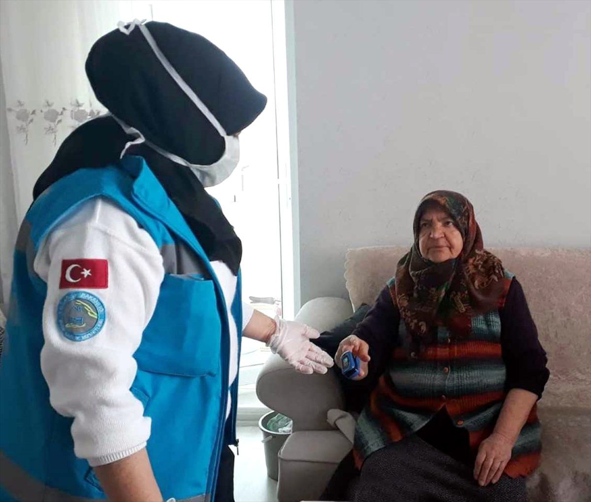 Kırşehir\'de sağlık ekipleri, Hollanda\'dan gelen elektronik posta üzerine yaşlı çifte evlerinde...