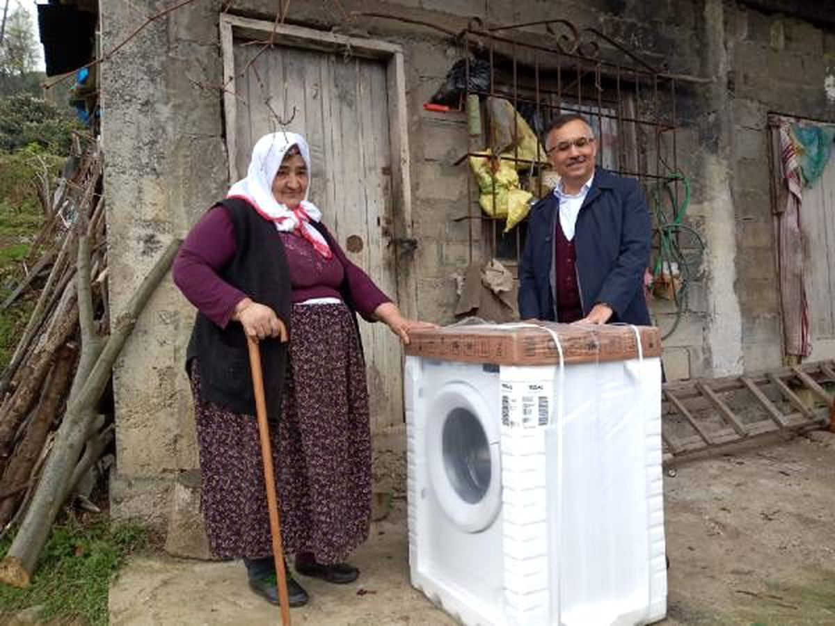 Kıyafetlerini elde yıkayan yaşlı kadına Vali\'den çamaşır makinesi hediyesi