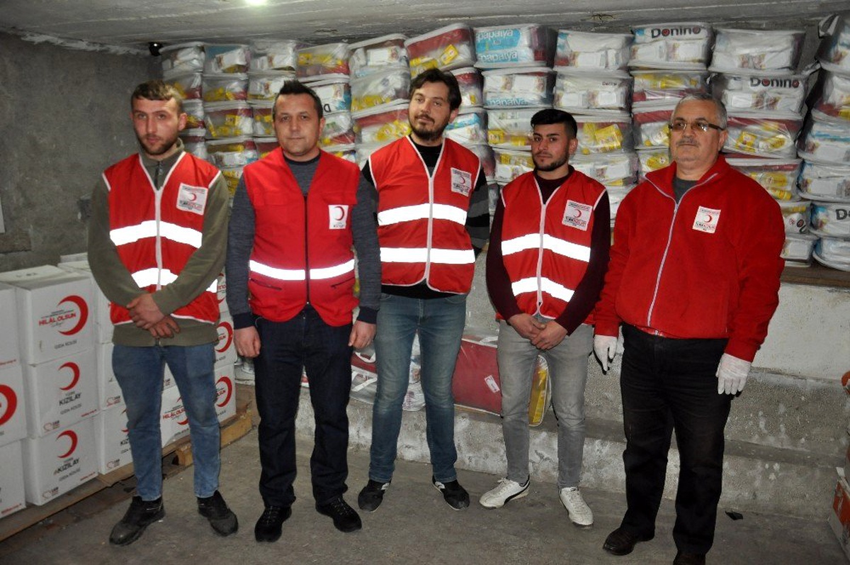Kızılay hijyen ve gıda yardım kolilerinini \'Vefa Sosyal Destek Grubu\'na teslim etti