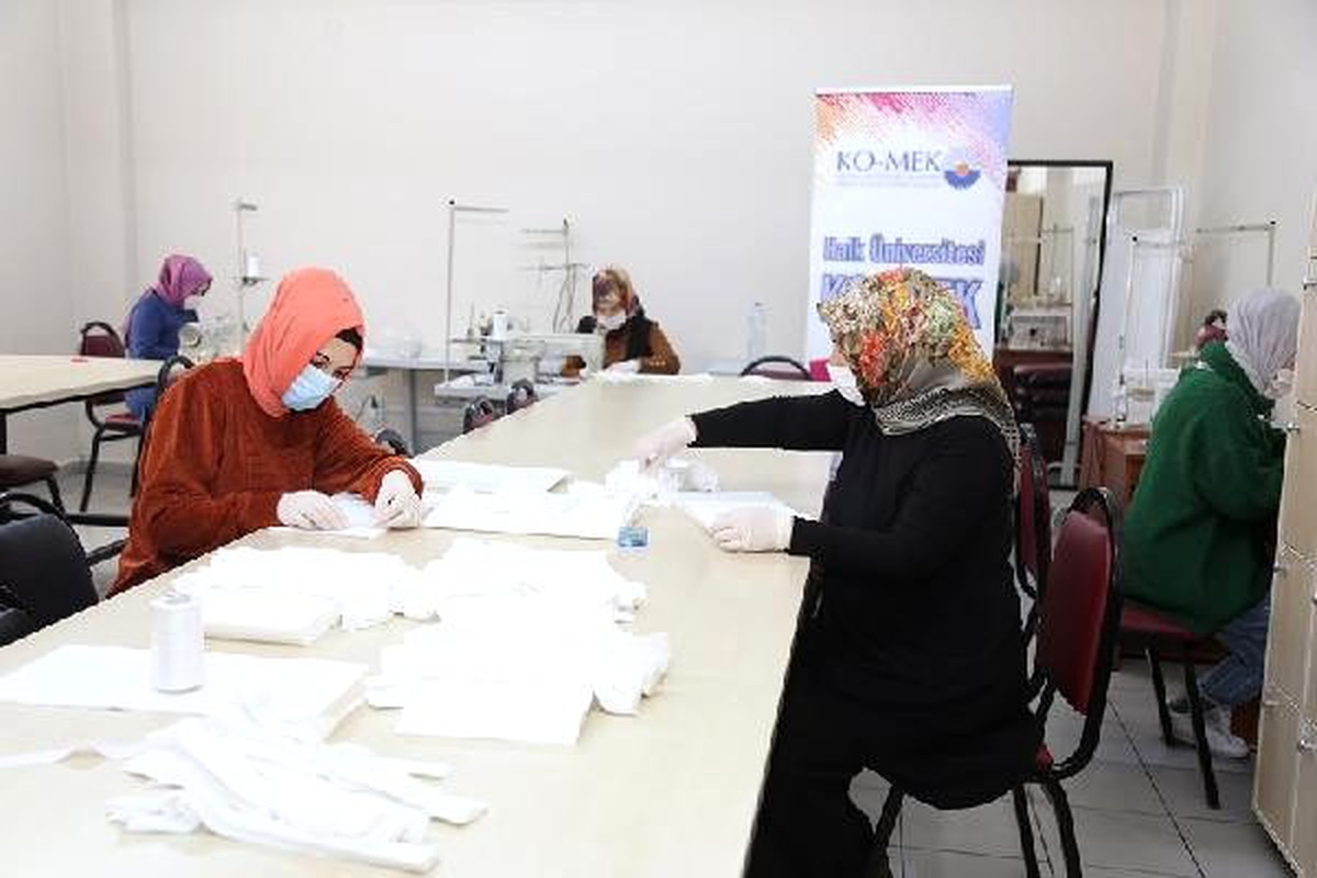 Kocaeli\'de belediye kurslarında sağlıkçılar için 100 bin maske üretilecek