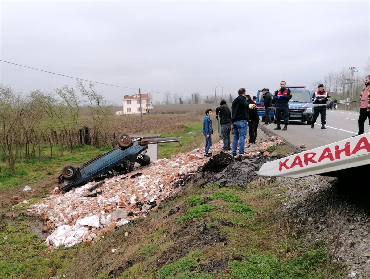 Köpeğe çarpmamak isterken devrilen otomobilin sürücüsü yaralandı