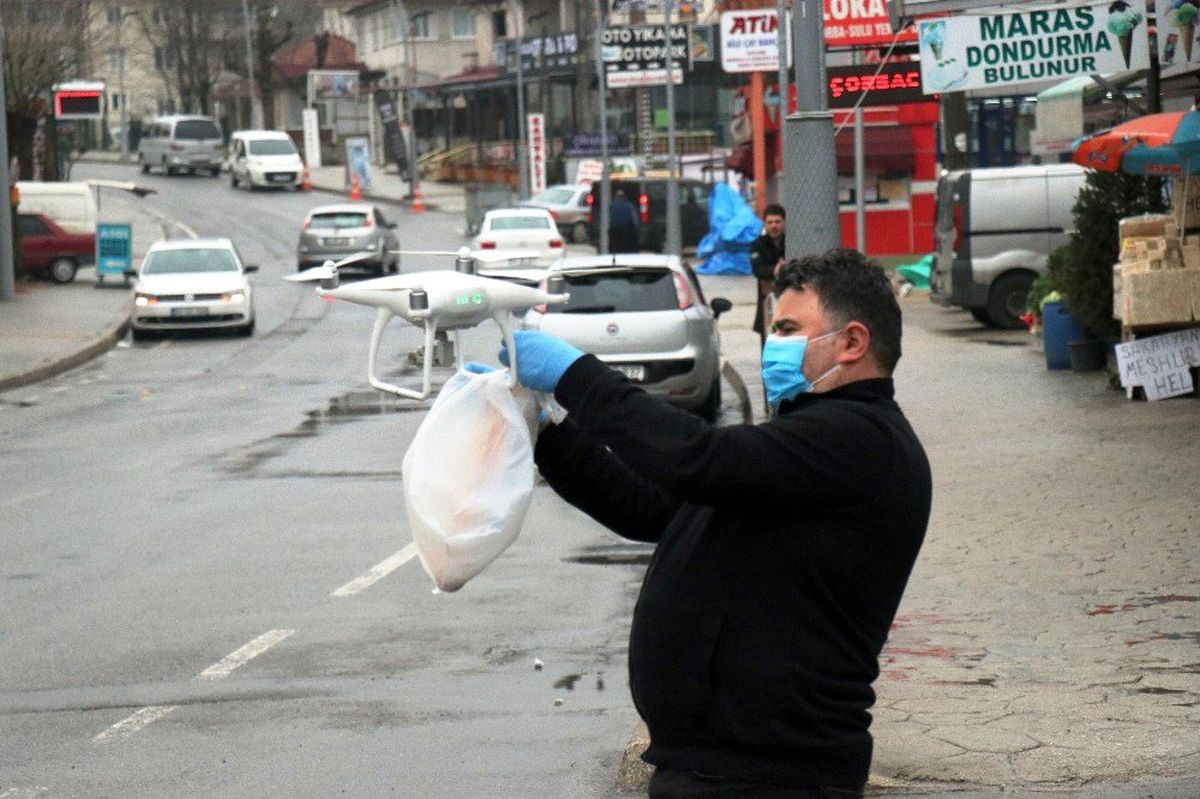Korona virüs tedbiri kapsamında ekmek alabilmek için bakkala drone yolluyor
