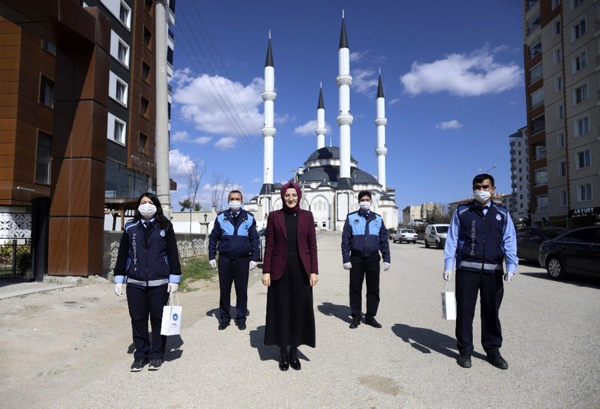 Korona virüse savaş açan Akyurt\'ta vatandaşlara el dezenfektanı dağıtıldı