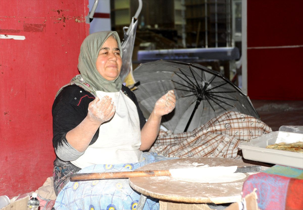 Koronavirüs salgının son bulması için camilerin hoparlöründen dua ediliyor