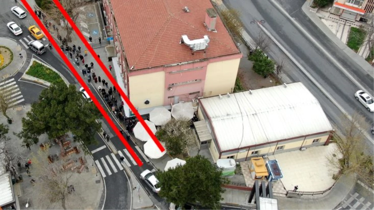 Koronavirüs testi için Bakırköy\'de uzun kuyruklar oluşturan vatandaşlar, 1 metre kuralını hiçe saydı