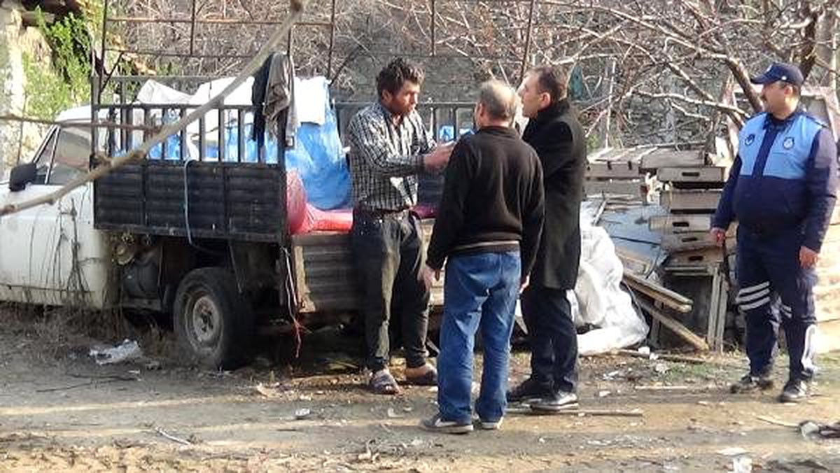 Kötü koku şikayeti yapılan evden 15 kamyon çöp çıktı