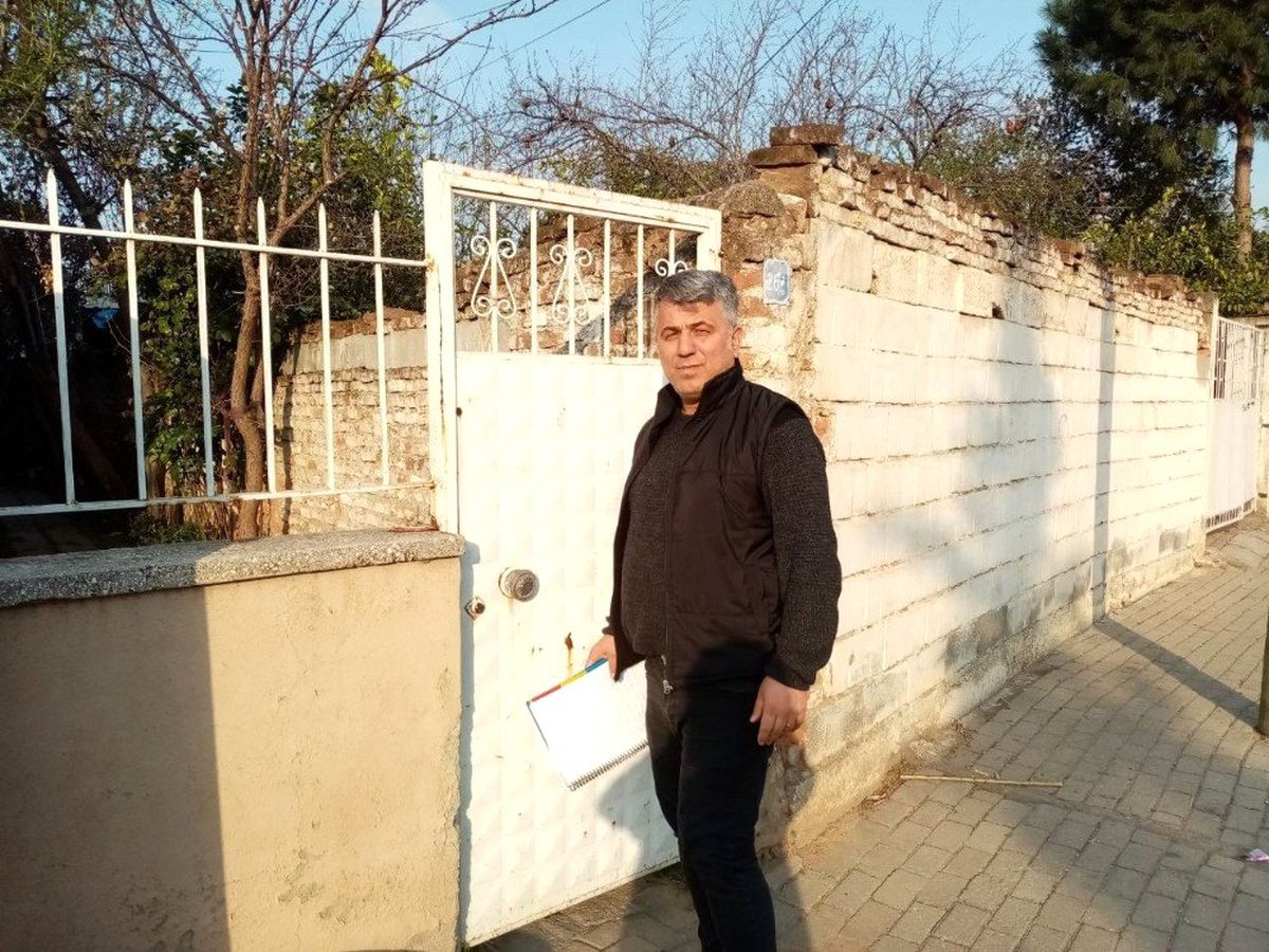 Mahalle muhtarı kapı kapı dolaşıp yaşlıları bilgilendirdi
