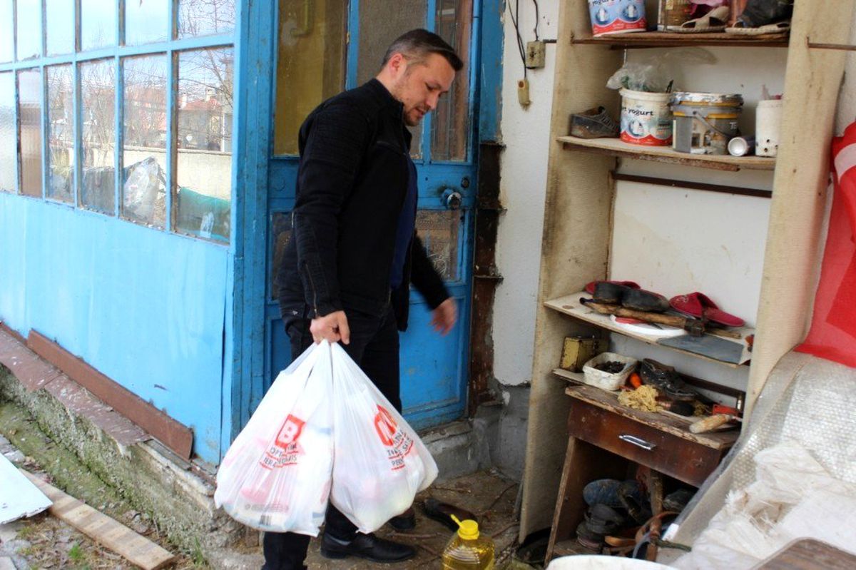 Mahalle muhtarından örnek davranış
