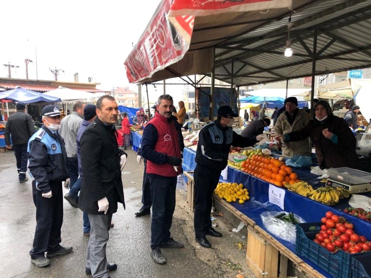 Malkara\'da zabıta ekibi maske ve eldiven dağıttı