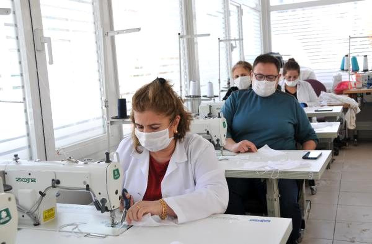 Mardin\'de gönüllüler, maske üretimi için seferber oldu