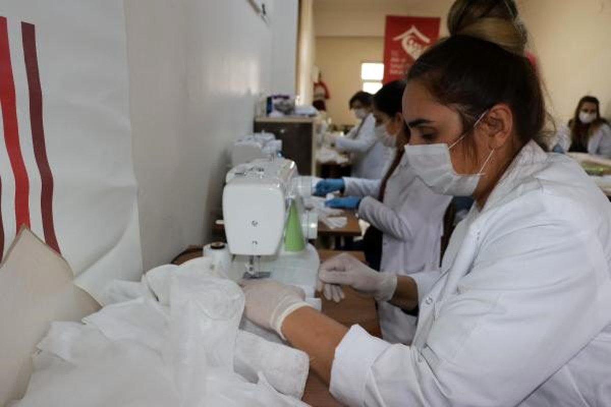 Meslek edindirme kursu öğretmenleri, maske üretimine başladı