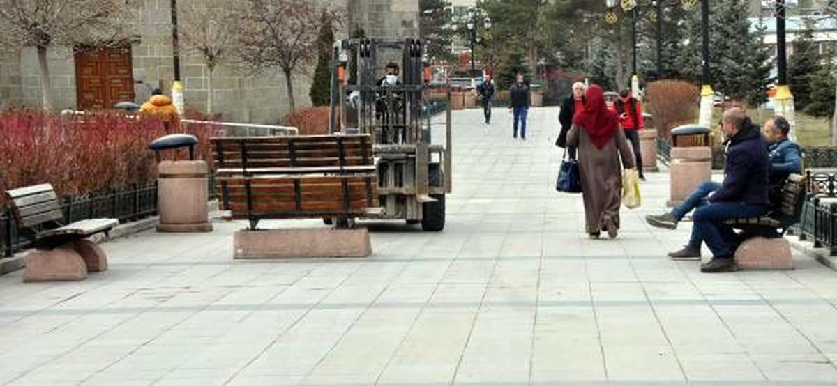 Meydandaki banklar kaldırılırken, son ana kadar oturdular