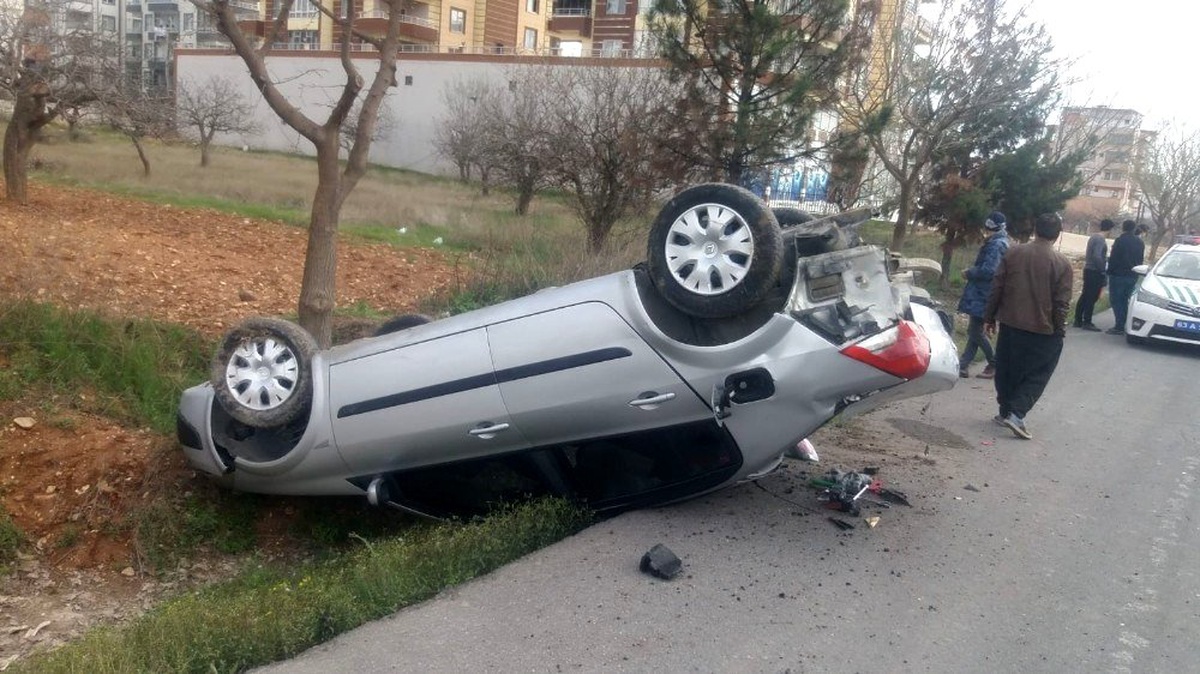 Minibüs ile otomobil çarpıştı: 2 yaralı