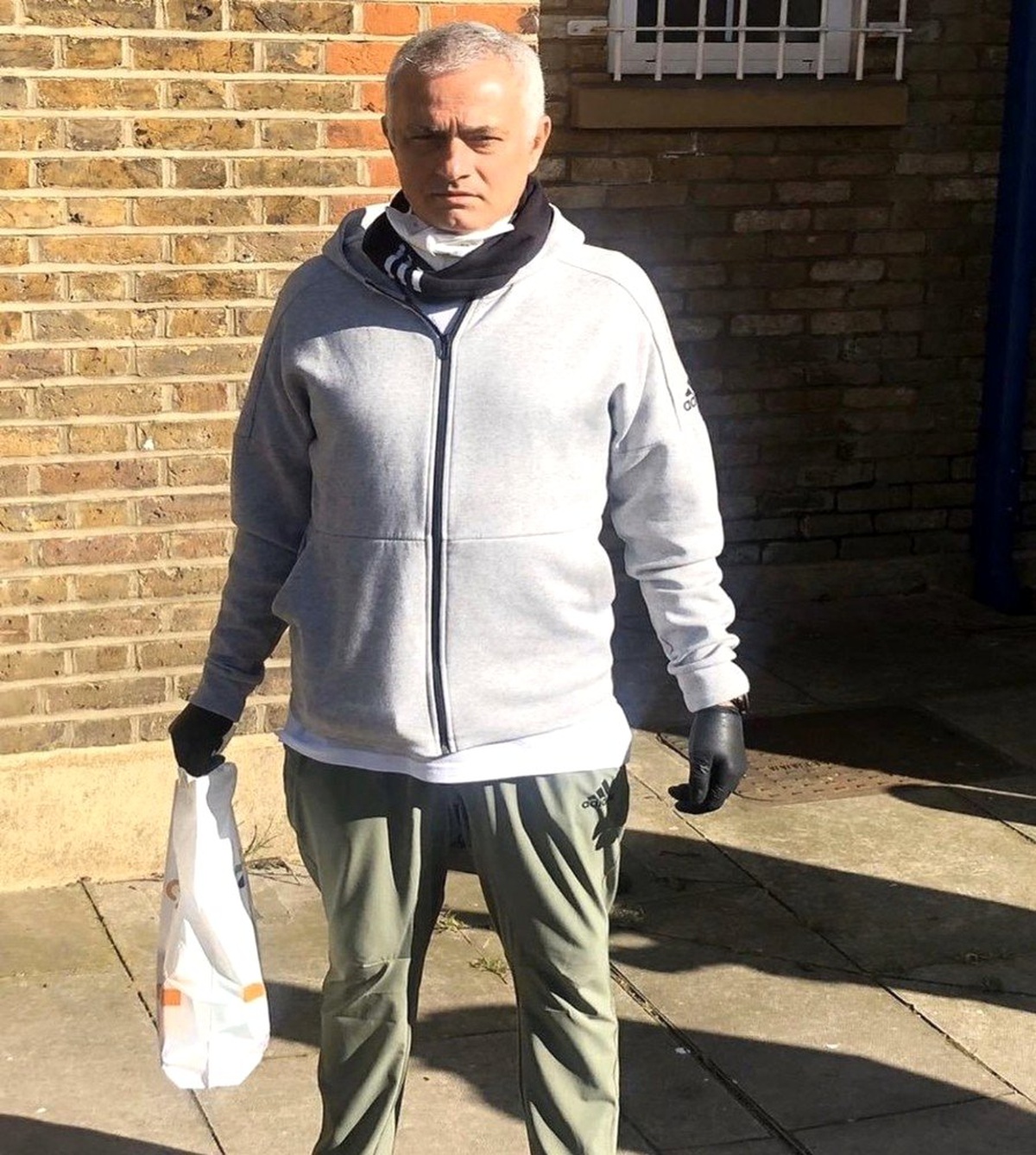 Mourinho, kimsesizlerin yardımına koşuyor