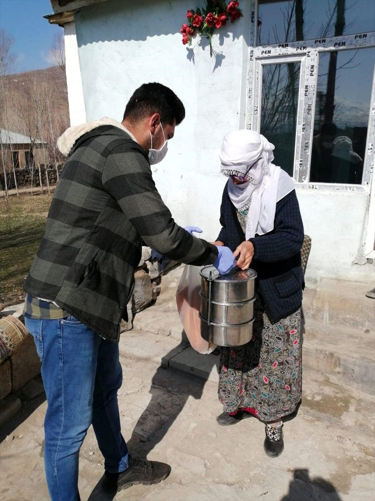 Muradiye\'de yaşlıların ihtiyaçlarını "Vefa Sosyal Destek Grubu" karşılıyor