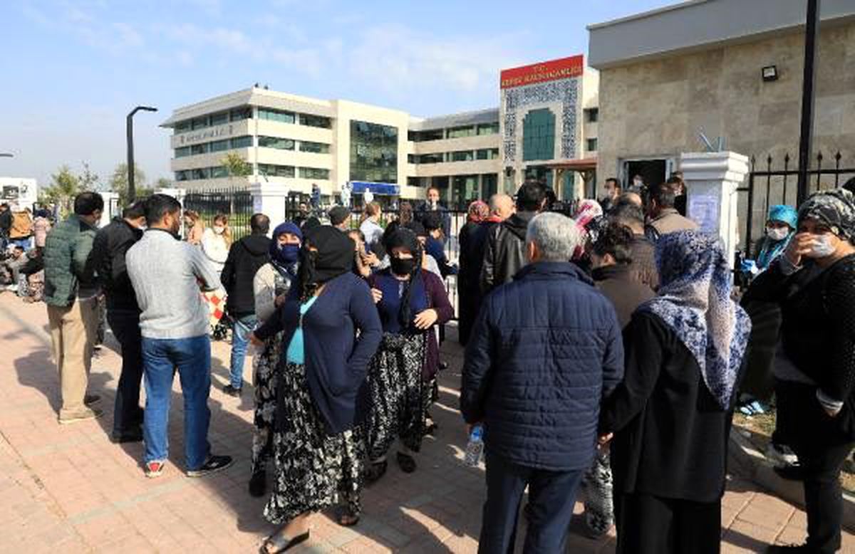 Nakdi yardım başvurusunda sosyal mesafe kuralına uyulmadı
