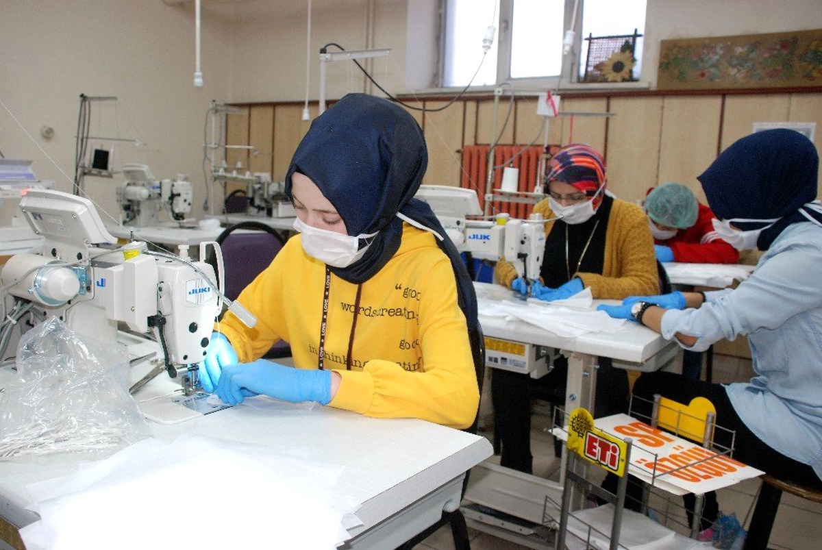 Nene Hatun\'un torunları maske üretiyor