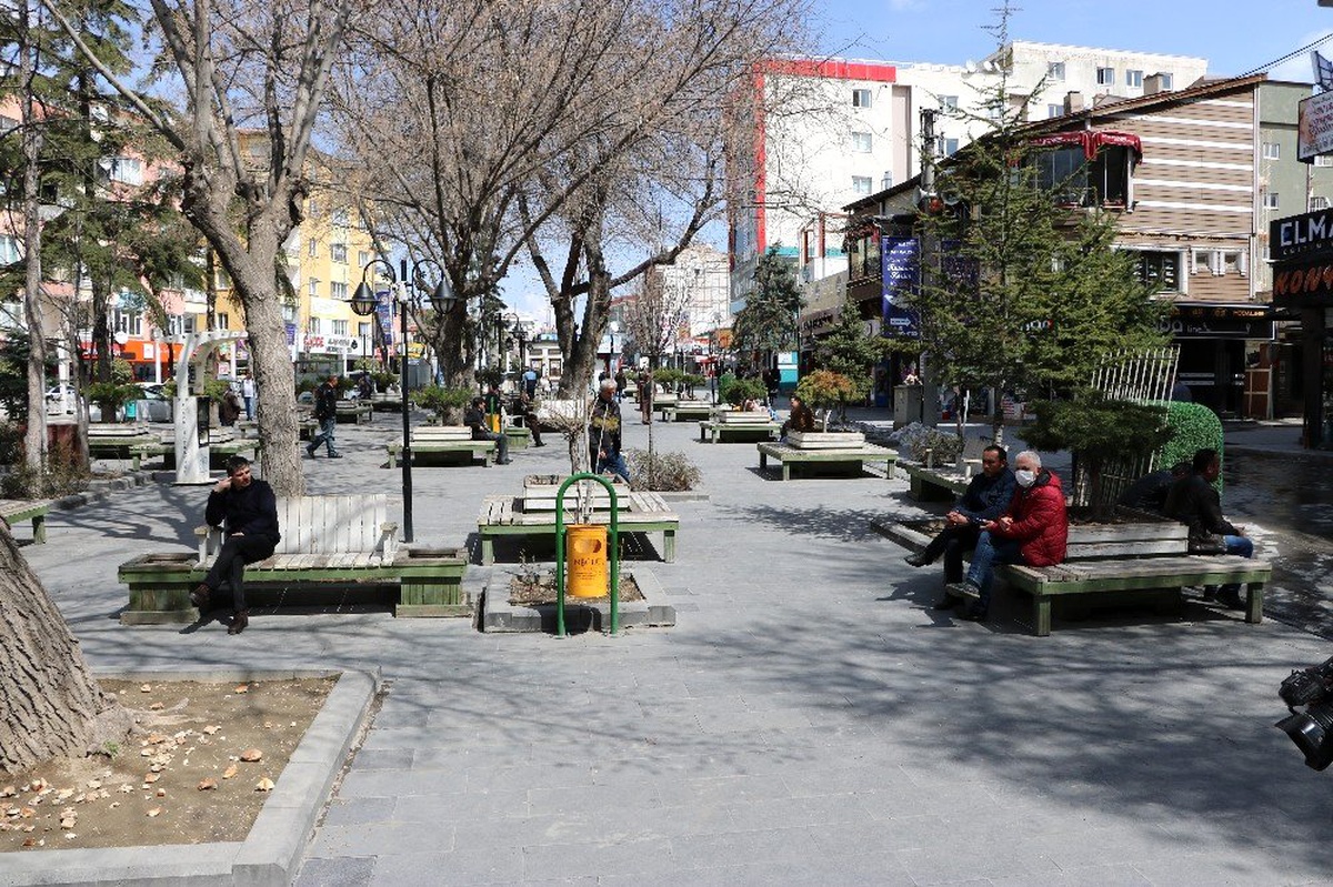 Niğde Belediyesi bankları kaldırdı