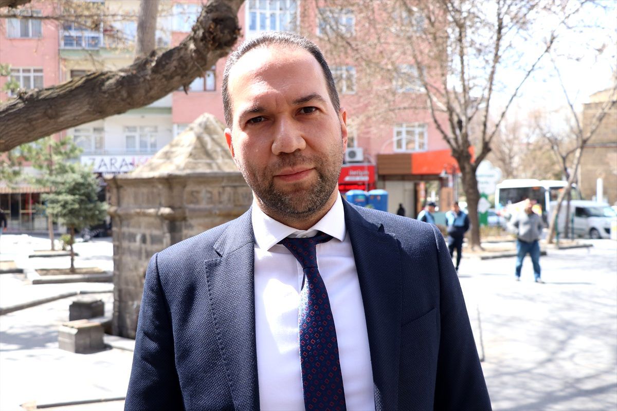 Niğde\'de koronavirüs önlemleri kapsamında parklardaki banklar kaldırıldı