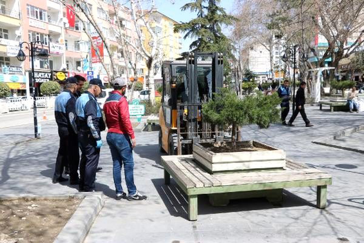 Niğde\'de, koronavirüs tedbirleri kapsamında banklar kaldırıldı