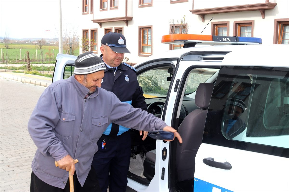 Osmaniye\'de 68 yaşındaki vatandaş, maaşını çekmeye zabıta aracıyla götürüldü
