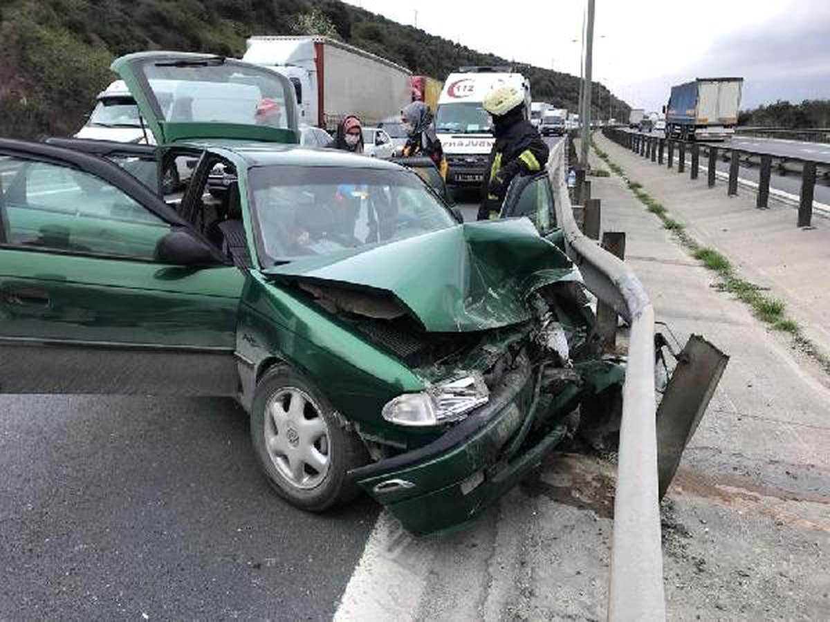 Otomobil önce kamyona sonra bariyere çarptı: 1 ölü