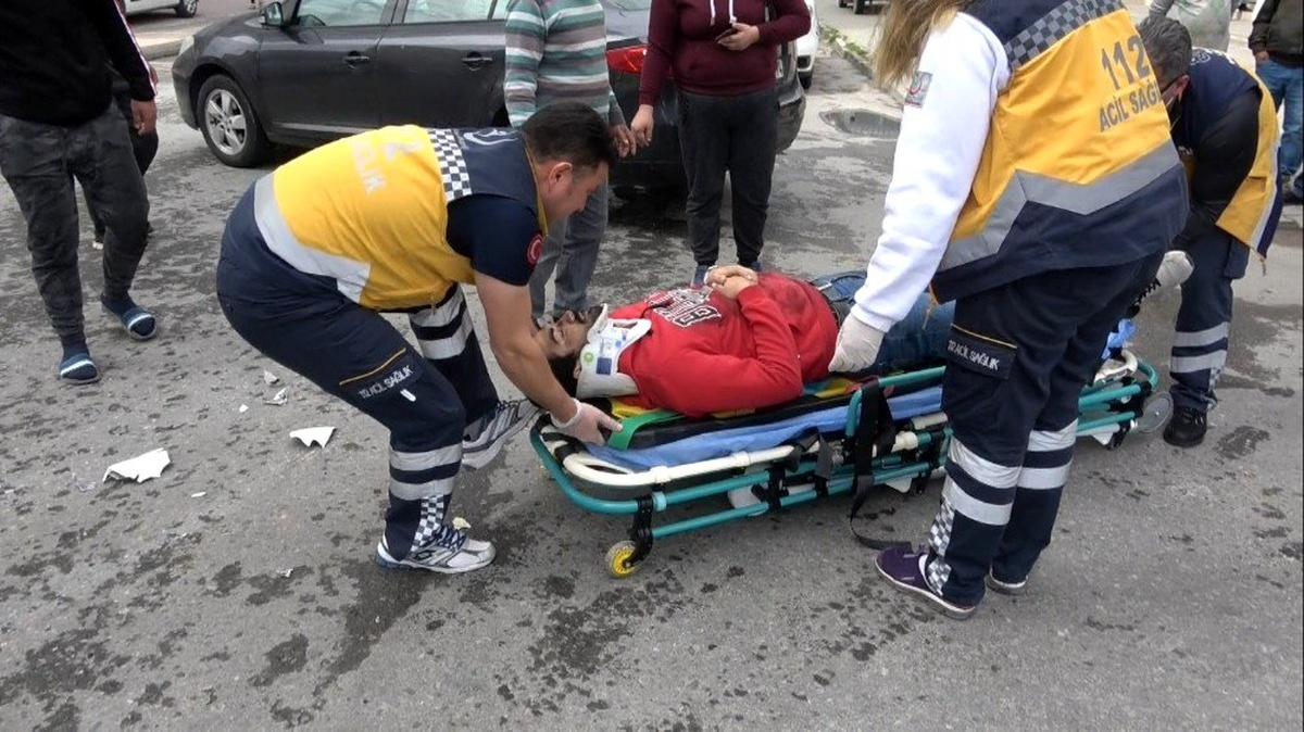 Otomobile çarpan motosikletli yaralandı