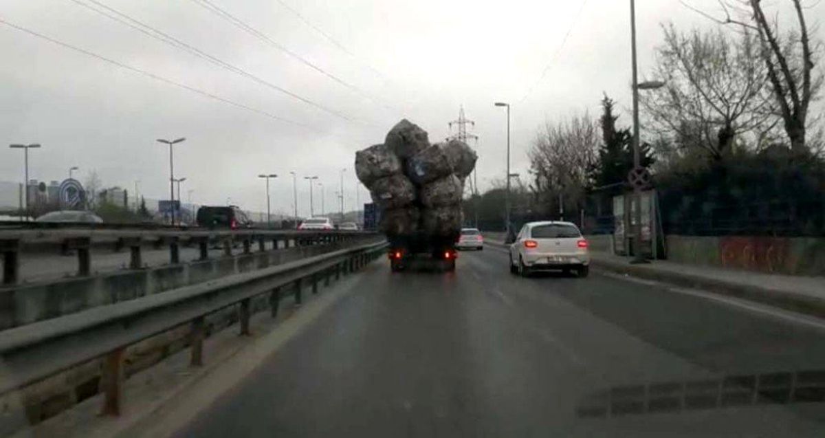(Özel) Aşırı yüklenen kamyon görenleri şaşkına çevirdi