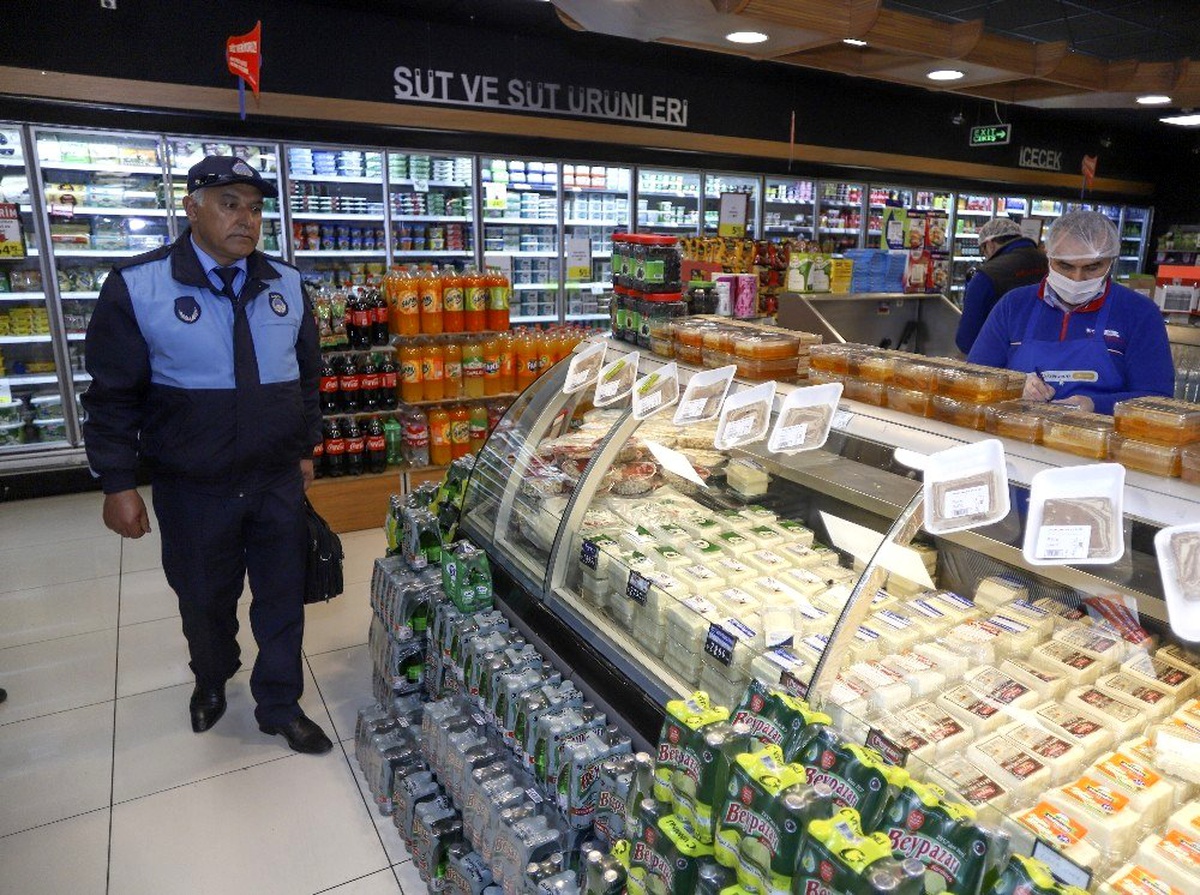 (Özel Haber) Ankara Zabıtası korona virüs tedbirleri çerçevesinde marketleri denetledi