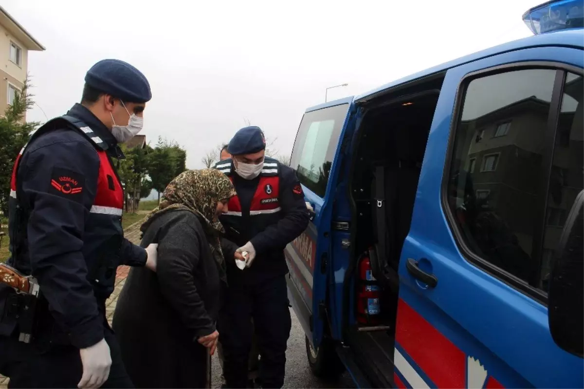 (Özel) Jandarma ekipleri yaşlılar için semt pazarına gidiyor, eczaneden ilaçlarını alıyor