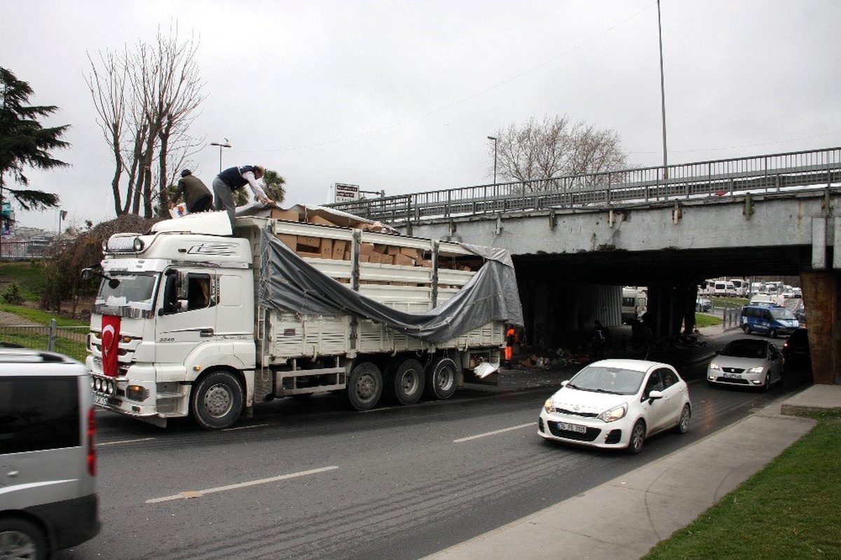 (Özel) Unkapanı Köprüsü\'nde trafiği kitleyen kaza