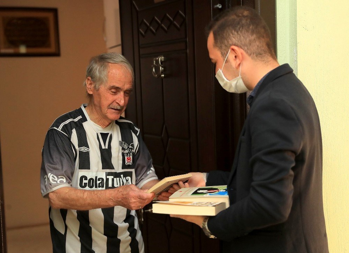Pamukkale Belediyesi 65 yaş ve üstü vatandaşların evlerine kitap servisine başladı