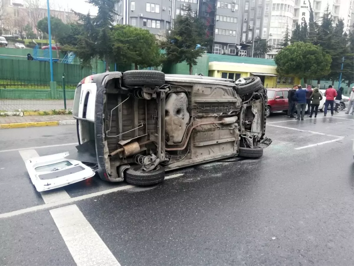 Park halindeki otomobillere çarpan araç takla attı