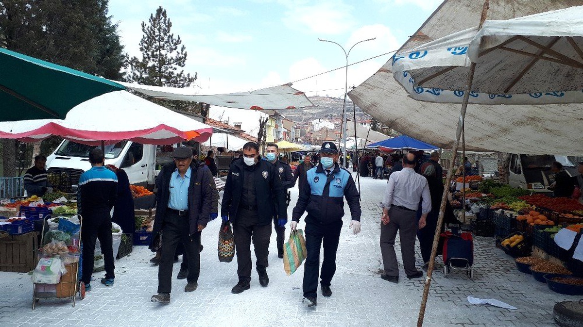 Pazar yerinde gezen 65 yaş üstü vatandaşlar polis tarafından alınıp evlerine bırakıldı