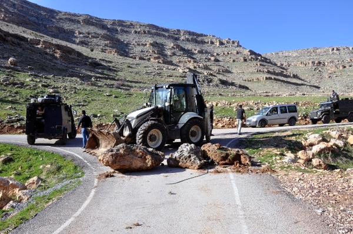 Piknikçilerin yolu iş makinesi ve taşlarla kapatıldı