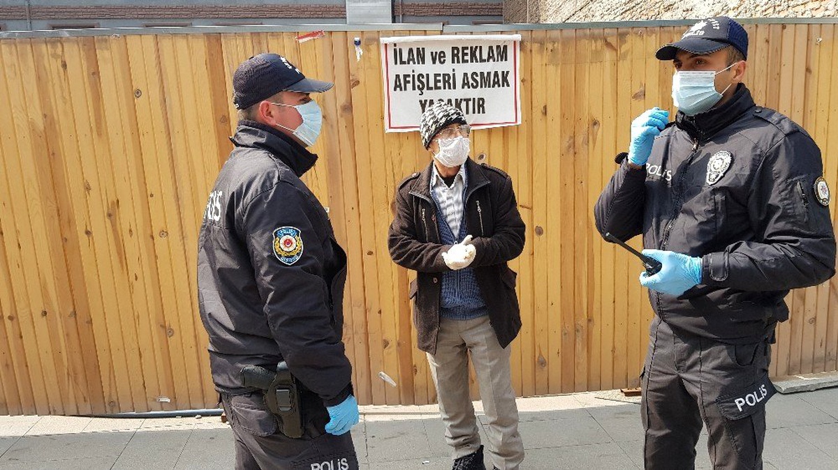 Polisler, risk grubundaki yaşlıları uyarırken, eve gitmeleri için söz istedi