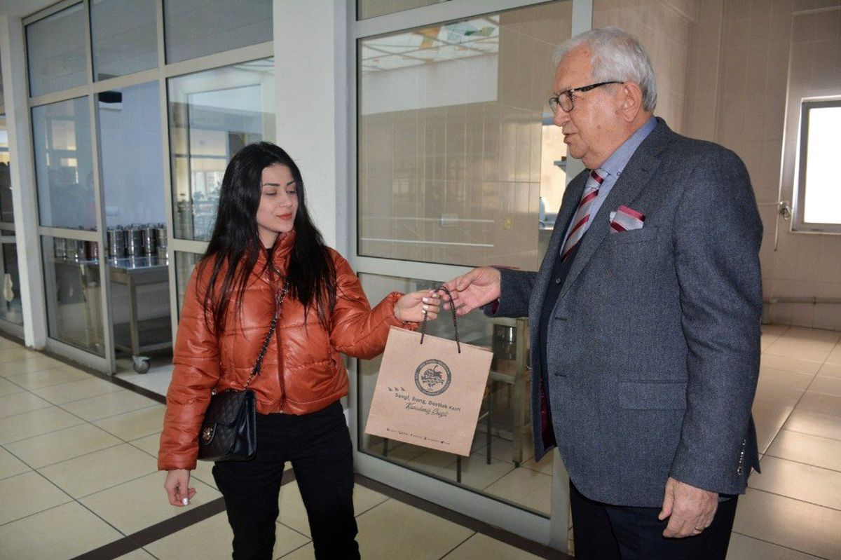 Posbıyık\'tan gazetecilere virüsten korunma çantası