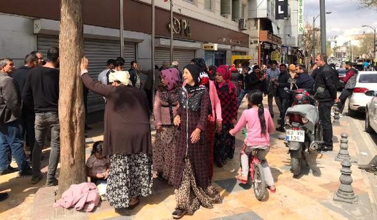 PTT şubelerinin önünde sıra bekleyenler, sosyal mesafe kuralına uymadı