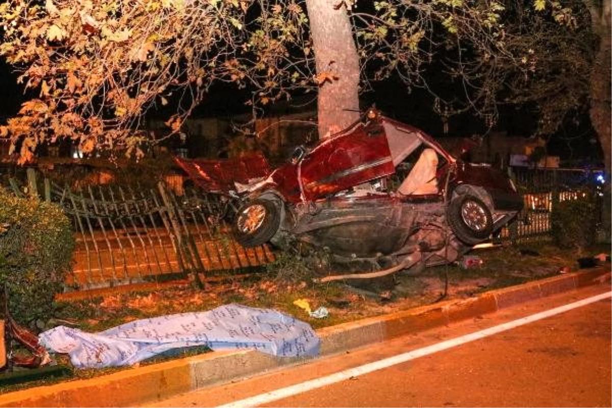 Refüjdeki ağaca çarpan otomobilin sürücüsü öldü