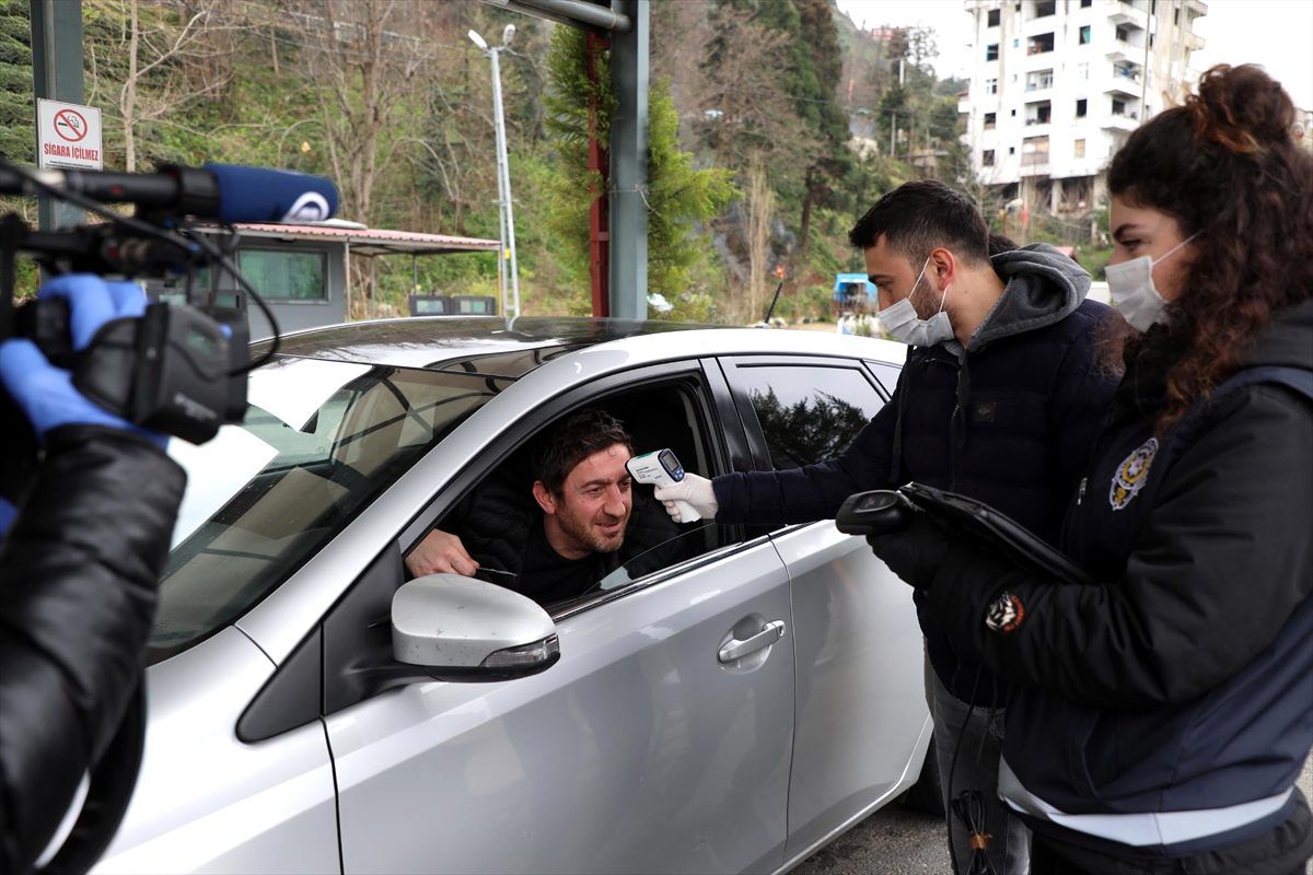 Rize\'nin giriş noktalarında koronavirüse karşı sağlık taraması sürüyor