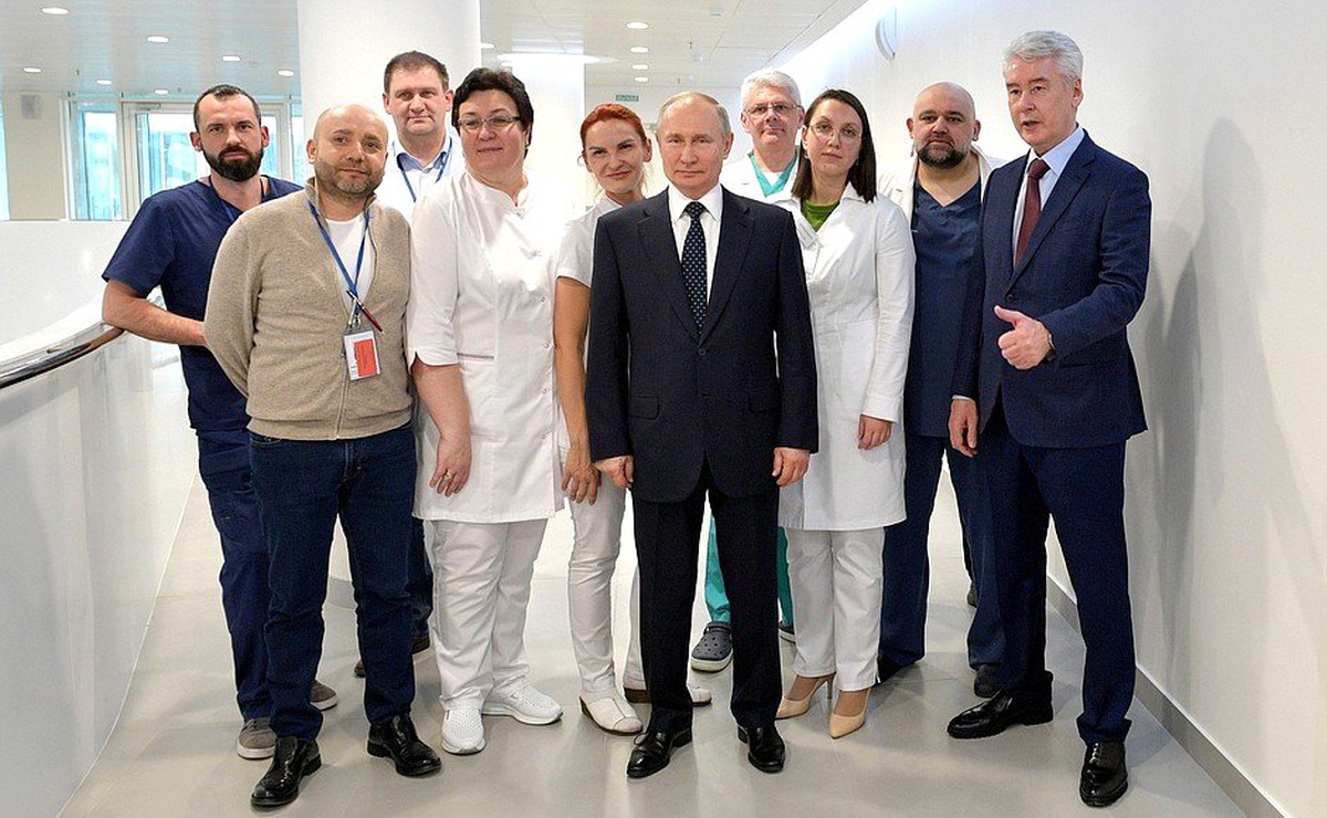 Rusya lideri Putin\'den koruyucu tulum ve maskeyle hastaneye ziyaret