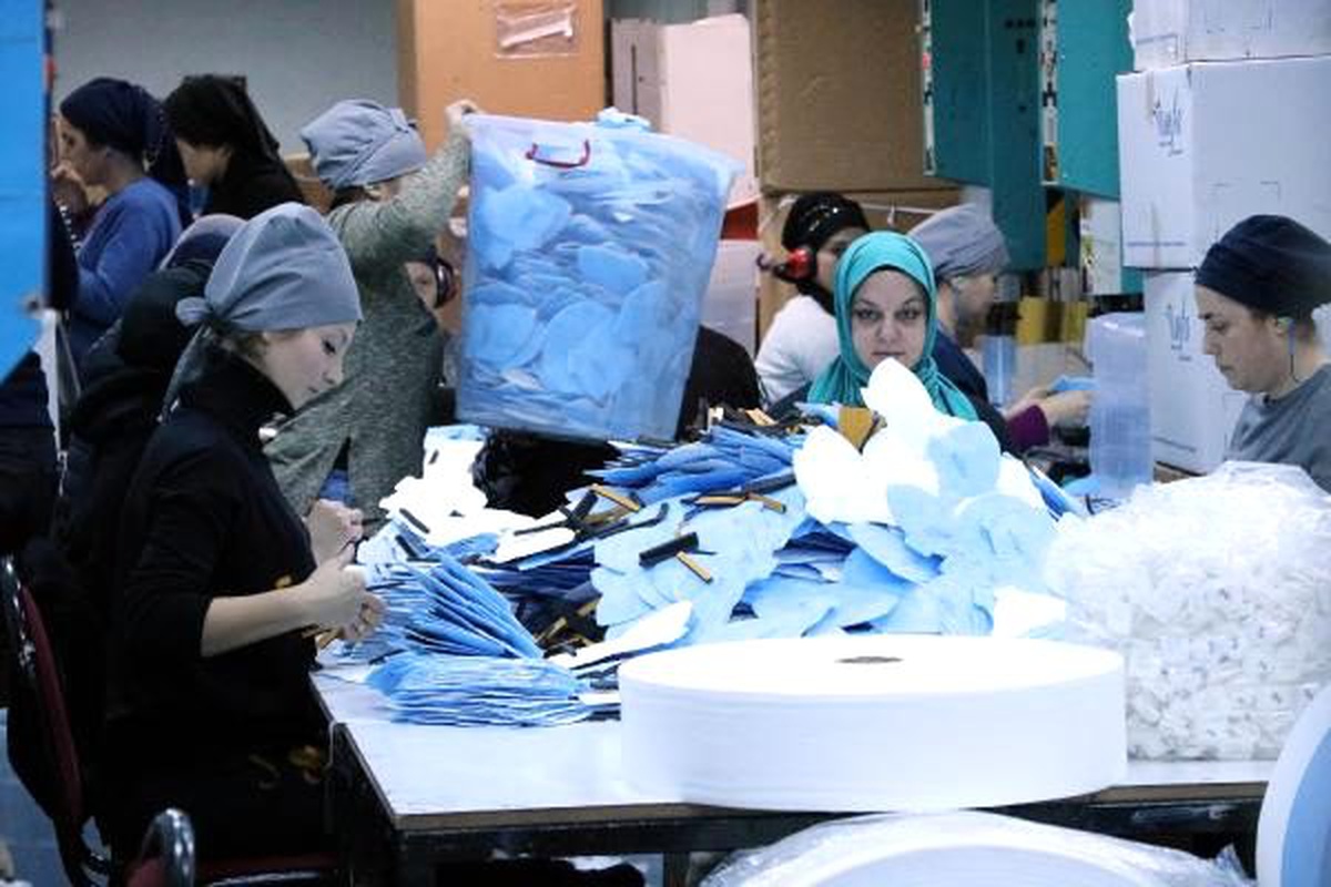Sağlık çalışanlarının maske ihtiyacını karşılıyorlar