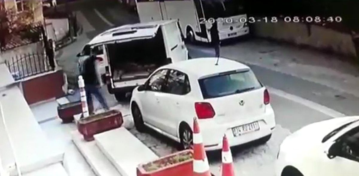 Şahsın minibüsten iki denemede telefon çaldığı anlar kamerada