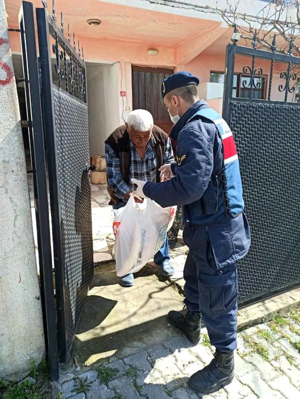 Sakarya\'da evden çıkmayanların ihtiyaçlarını jandarma ekipleri gideriyor